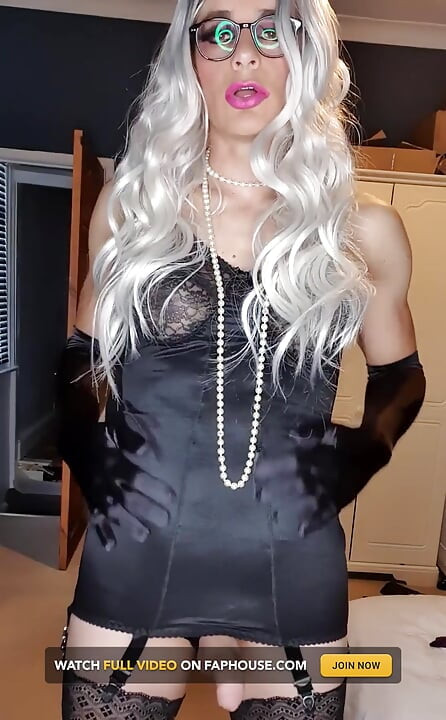 Σας αρέσει η μαύρη σατέν κορσελέτα μου όσο κι εγώ;