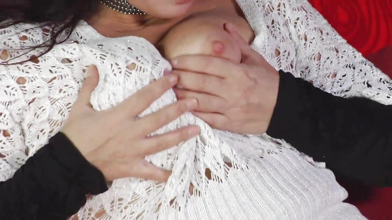 MAMĂ SEXY SĂLBATICĂ FUTUTĂ ÎN CUR!