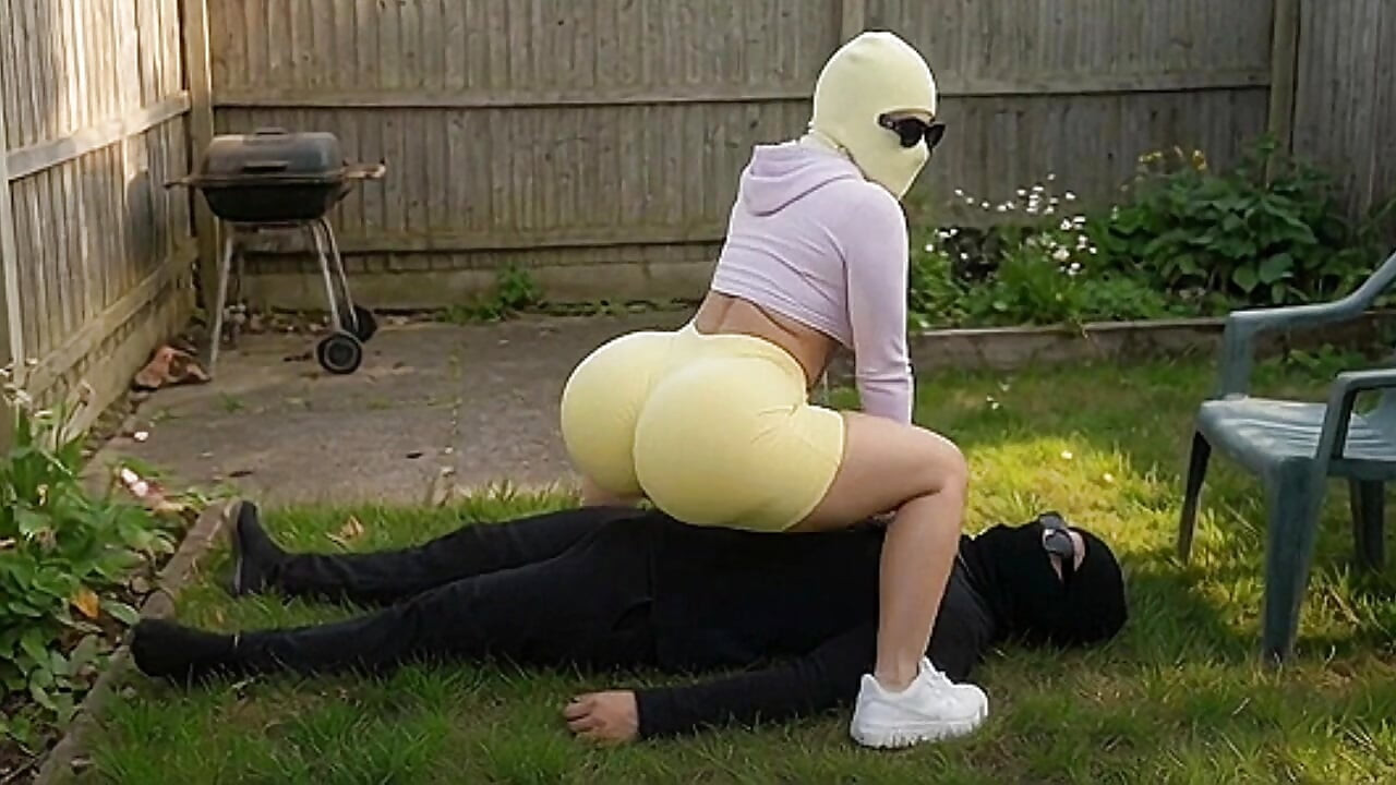 遊び心のある小柄で大きなお尻の義理の妹が義理の兄をからかう