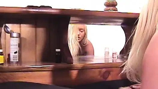 Горячая блондинка-шлюшка наслаждается игрой с загруженным членом и несколькими игрушками