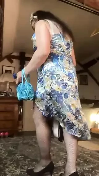 穿着一件蓝色的小礼服