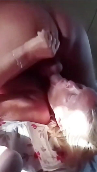 难忘的时刻“在我继母的卧室里操继母的喉咙”