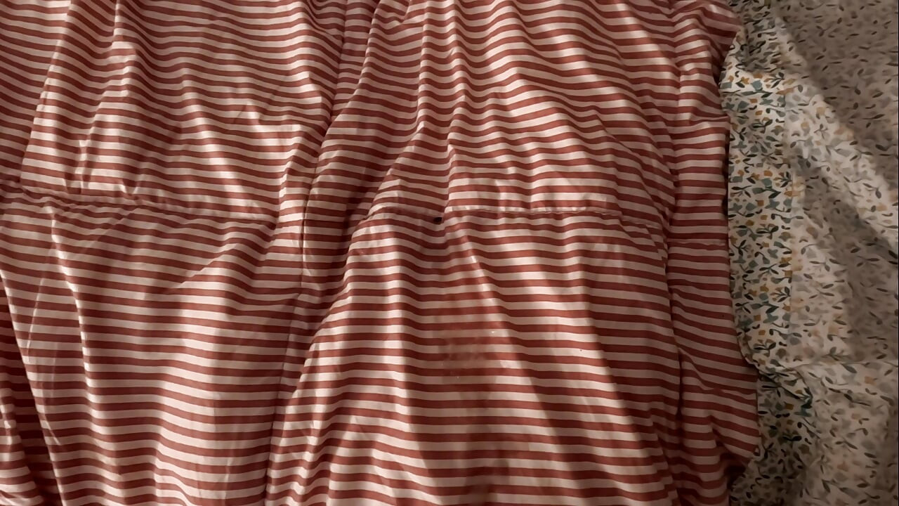 Sadakatsiz kadın sadece içine boşalmalarını istiyor, büyük göğüsleri var.