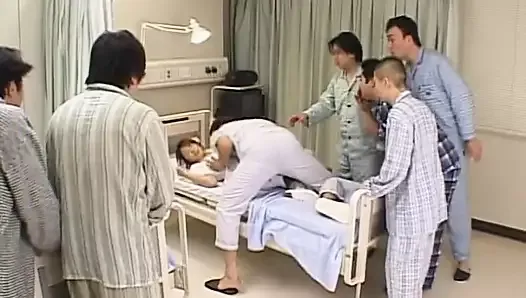 中出的亚洲护士乱搞她的病人