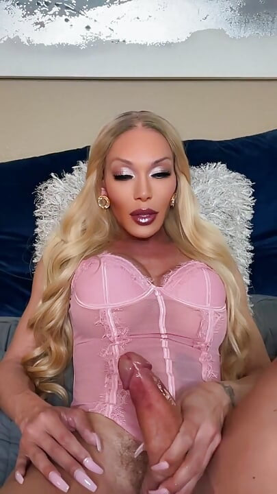 Pula mare - vedeta trans-porno Mia Isabella