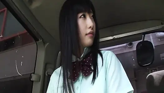 İpeksi ten, gizli derinlikler. Arisa masum çerçevesinin ötesine uyanıyor