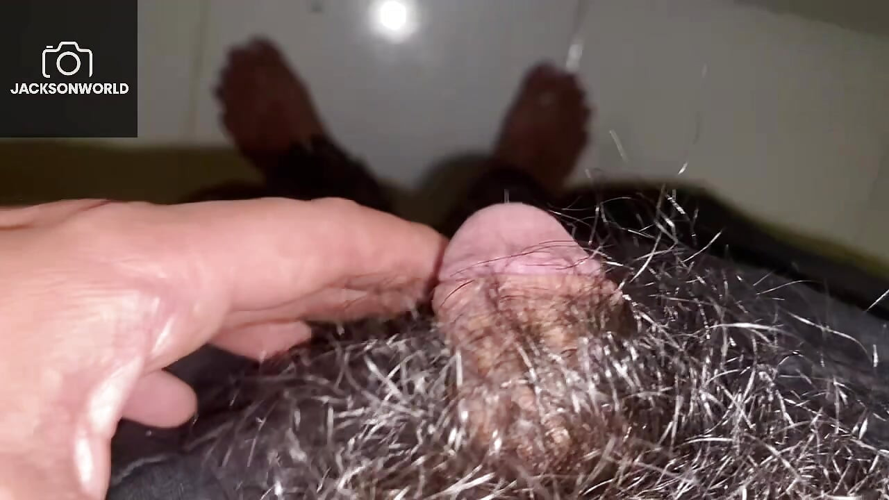 Sam u tihoj sobi uživam u svom privatnom trenutku opuštanja