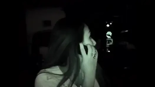 Esmer kadın büyük bir yarakla sikiliyor ve sert sikiliyor