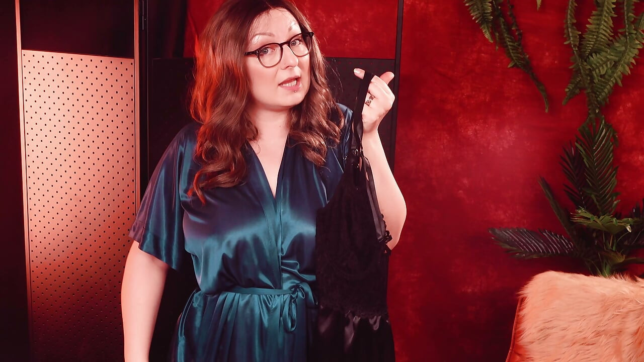 O femeie fierbinte și cu forme încearcă diferite lenjerii - vezi aici! Video try-on haul