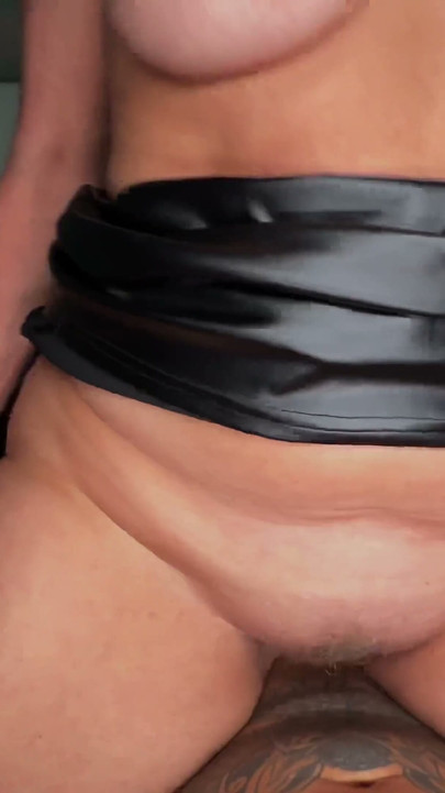 Aldatan olgun orta yaşlı seksi kadın genç çalışanın büyük yarağını alıyor