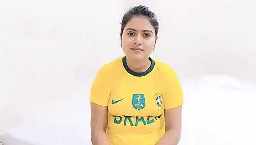 Üvey erkek kardeş bir futbol maçına bahis oynarken güzel üvey kız kardeşini sikiyor. (tam bangla ses)