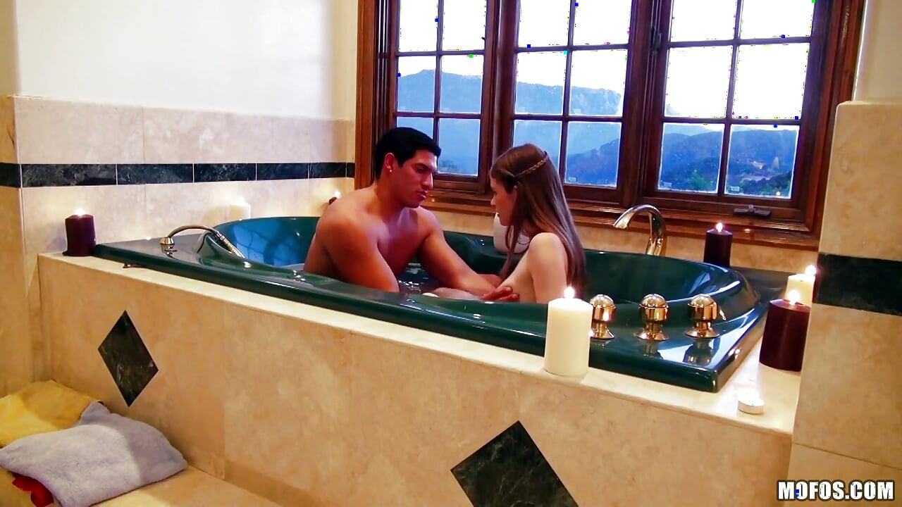 Znám tu holku - povýšená na porno Lara Brookes dělá své první sextape