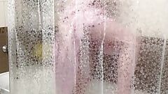 Fare una doccia Eva Borisova filmata su una telecamera fuori dall'angolo