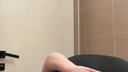 Harika götlü beyaz kız umumi banyoda mastürbasyon yapıyor