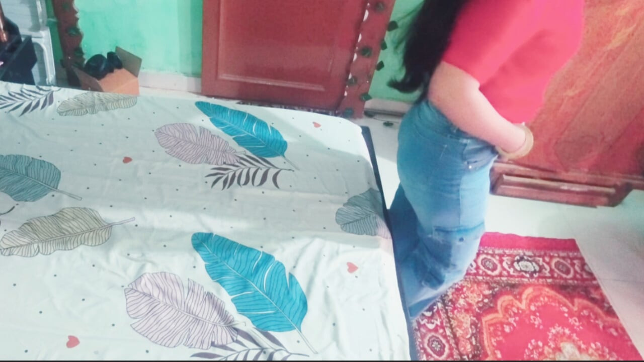 Latika otvorena, pokazuje haljinu i potpuno golo seksi tijelo