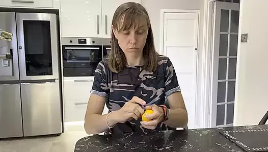 诱人地吃橙子
