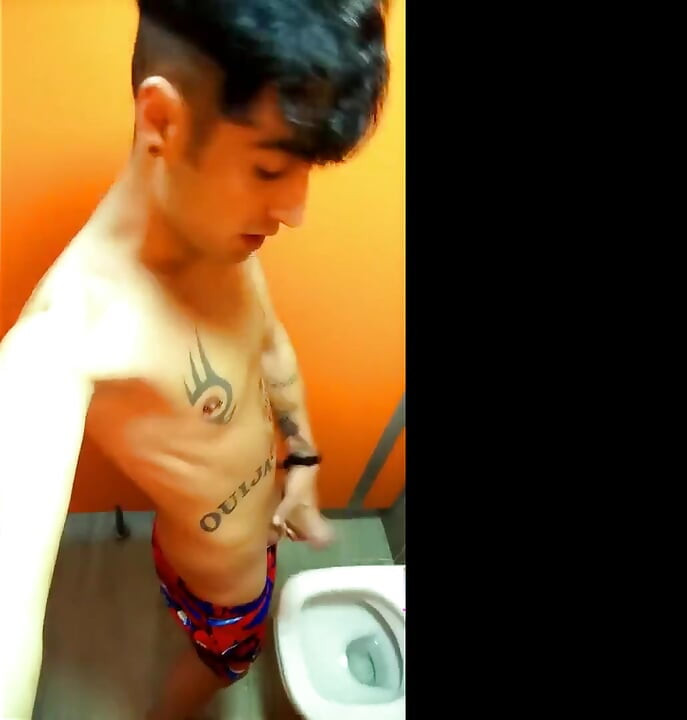Un día en parque acuático - orinal, casi atrapado idiota, semen, orina en el baño