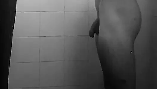 Güzel genç kız duş alıyor