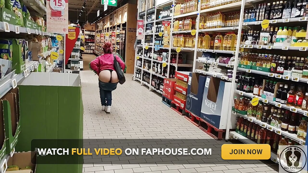 Loca Rebeca Addams en culo de jeans en el supermercado