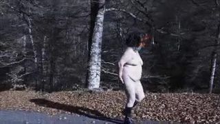 Brenda裸体在山路上