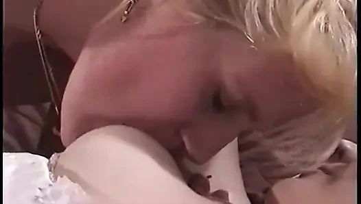 Tante seksi rambut pirang lagi asik jilat memek dan nyepong kontol dengan ganas