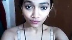 Carina ragazza indiana nuda sulla macchina fotografica