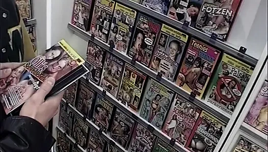 Cewek hot rambut pirang ini dientot habis-habisan sama tiga pria di toko video sampai matanya merem melek