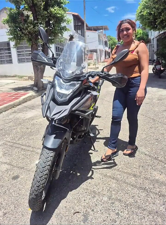 清掃員が私のバイクを取り上げたいみたいです。気にしない。彼女とセックスする代わりに渡すよ。