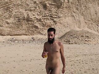 Uomo israeliano con un grosso cazzo scopa in spiaggia