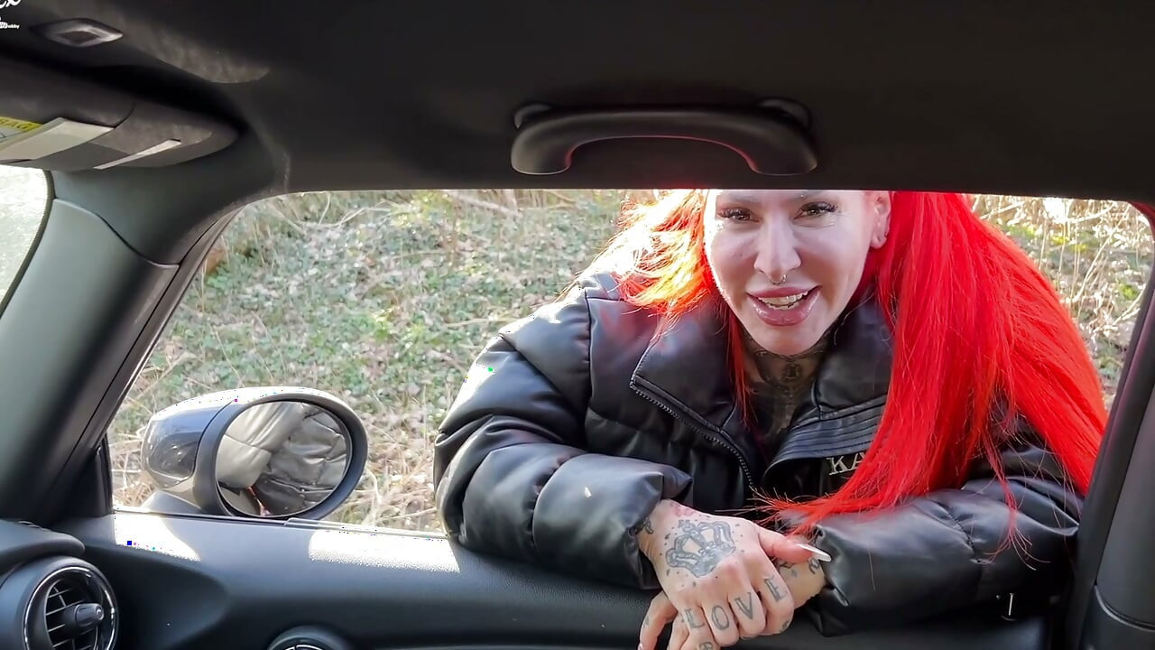 Fat-ass-leggings-trap on the main road! Who takes me to fuck?