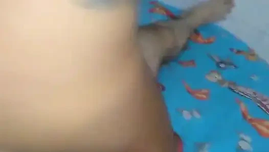 18-летняя девушка с огромными натуральными сиськами обожает жестко трахаться