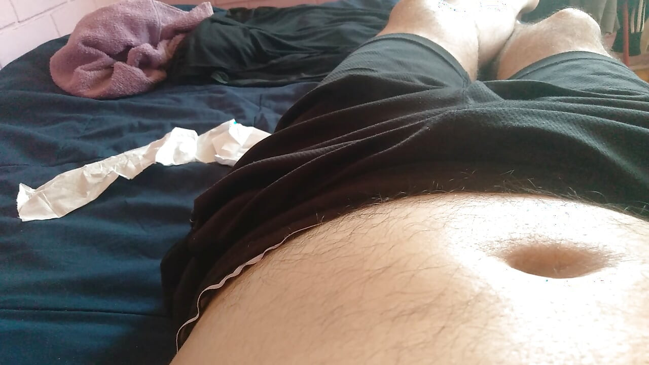 Cowok ini pengen banget crot di muka pantat bahenolnya pakai susu