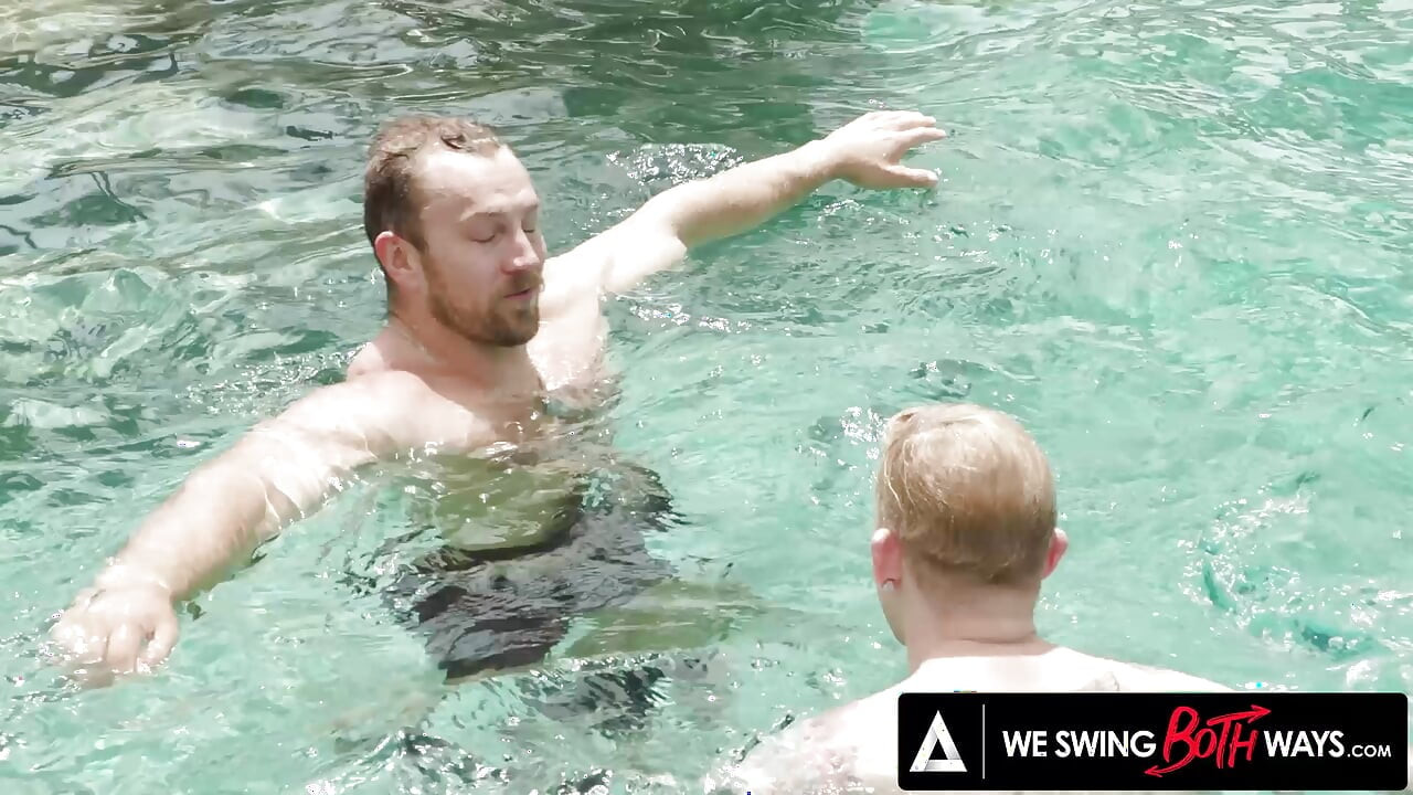 NÓS BALANÇAMOS NOS DOIS LADOS - Victoria Sunshine em sexo a três à beira da piscina torna namorado bissexual com dp