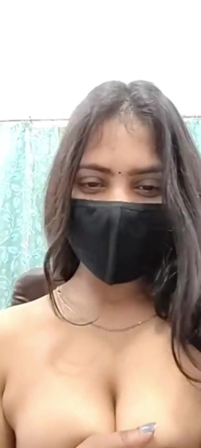 Novia muestra y presiona sus tetas en videollamada | Clip 1