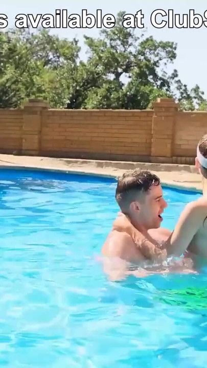 Puedes encontrarme en la piscina, ver lo flexible que soy en ClubSweethearts | Clip 2