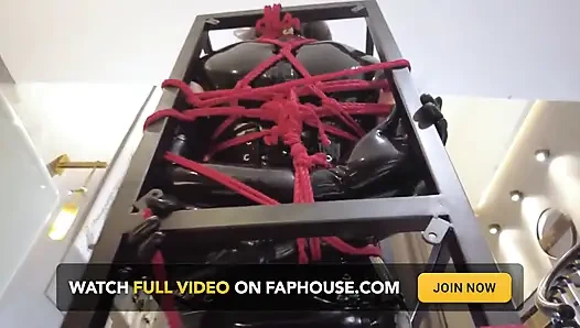 Mz32 - in einem Metallgerät gefesselt, Erreichen eines vibrierenden Höhepunktes.