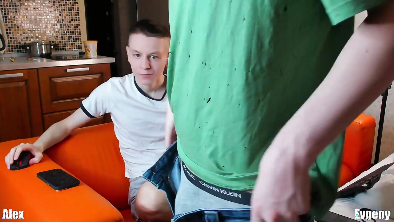 มีเวลาเล่นกับควยของเพื่อนคุณขณะที่เขายืนอยู่ข้างคุณ!