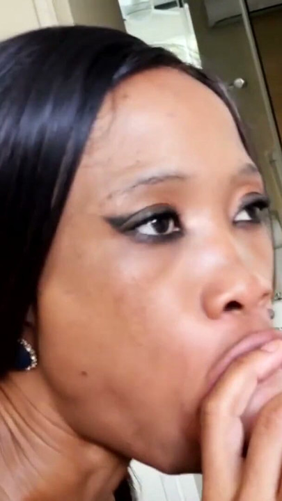 Όμορφο Αδύνατο Ebony Μοντέλο Ευλογημένο Με Facial | Κλιπ 1