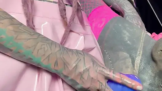 Gotik mürekkep kraliçesi büyük takma yarakla anal deliği parçalıyor