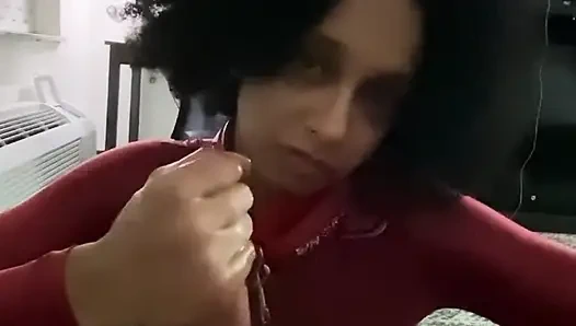 Leena Rayz - minik ve güzel ellere sahip köle parlak beyaz yarağı okşuyor