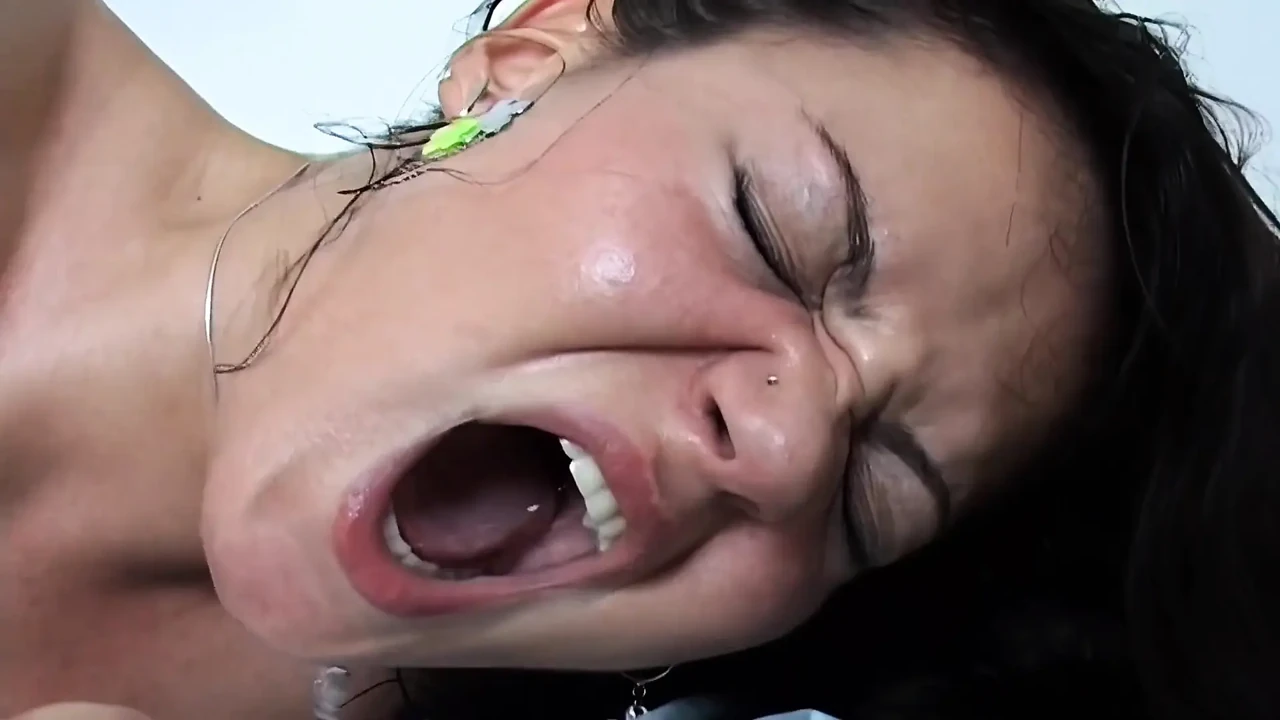 与饥渴的黑发和肮脏的金发女郎的粗暴性爱