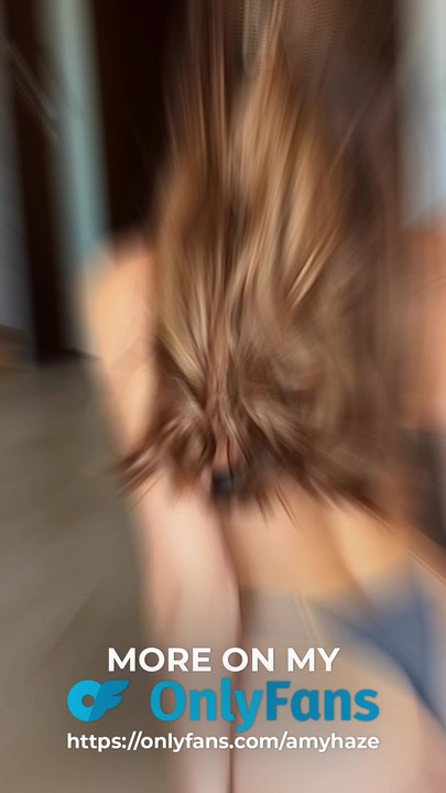 Tangalı yaramaz esmerin büyük sulu götünü gösteriyor