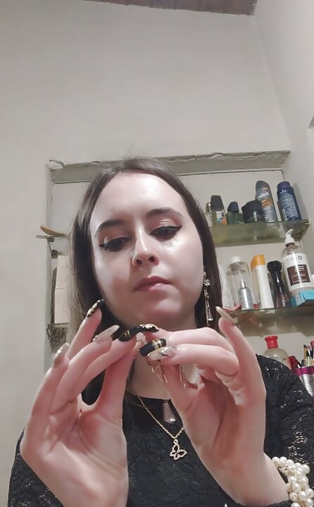 Je change, enlève mes chaussures, me démaquille, tout pour aller me coucher. Doux rêves mes amours