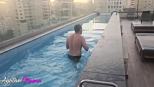 Komşumla havuzda tanıştım, beni evine çağırdı Sonunda onun vajinamı ve popomu sikmesine izin verdim, ta ki boşalana kadar