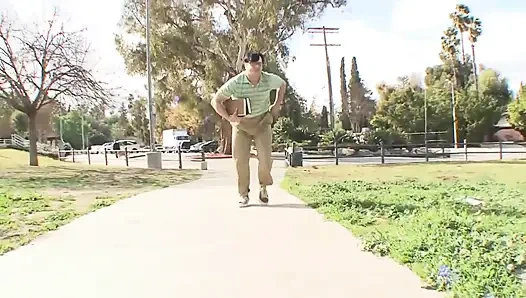 Экзотическая девушка скачет на красивом члене