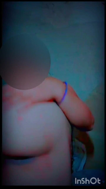 Hari ini, saya bertemu dengan pelanggan baru saya dan menanggalkan seluar jeans dan seluarnya untuk melihat kehangatan pepeknya. | Klip 1