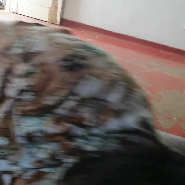 सौतेली बेटी सास के दूध में सौतेले पापा से भीख मांग रही है, पति काम कर रहा है