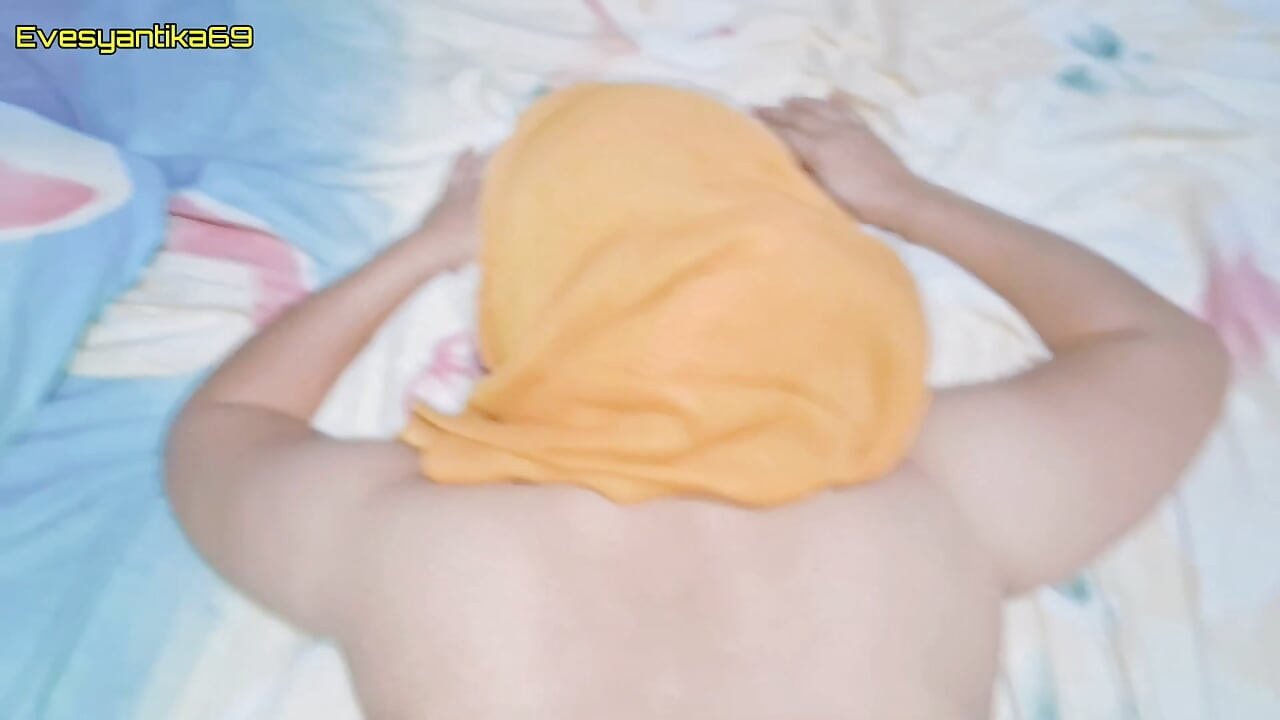 Öğretmenim, kız arkadaşım vajinamı sevmeye bağımlı ve öğretmenimin penisi çok iyi bir sperm içeriyor, küçük vajinamda evesyantika