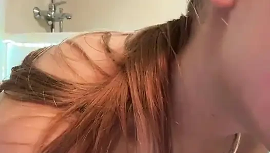 Büyük dildo sikiyor ve jucielussie ile emiyor