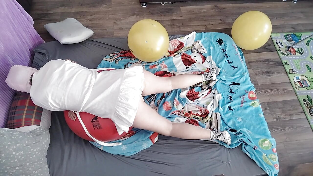 Massage Uale d’un couple chaud avec de l’huile sur le corps. Préliminaires dans la chambre avec un couple d’amateurs.